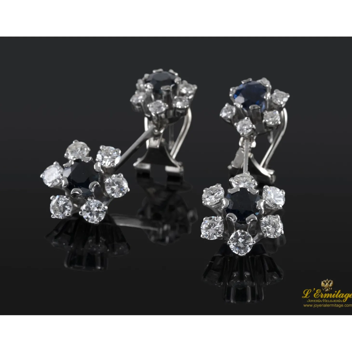 PENDIENTES Pendientes largos con doble roseta de zafrios y brillantes, montados en oro blanco.