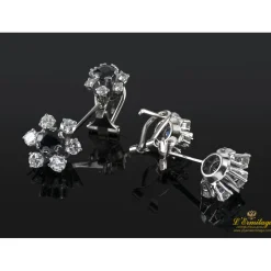 PENDIENTES Pendientes largos con doble roseta de zafrios y brillantes, montados en oro blanco.