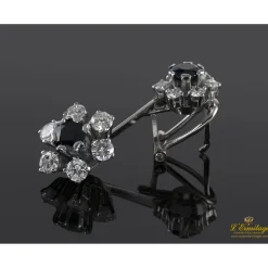 PENDIENTES Pendientes largos con doble roseta de zafrios y brillantes, montados en oro blanco.