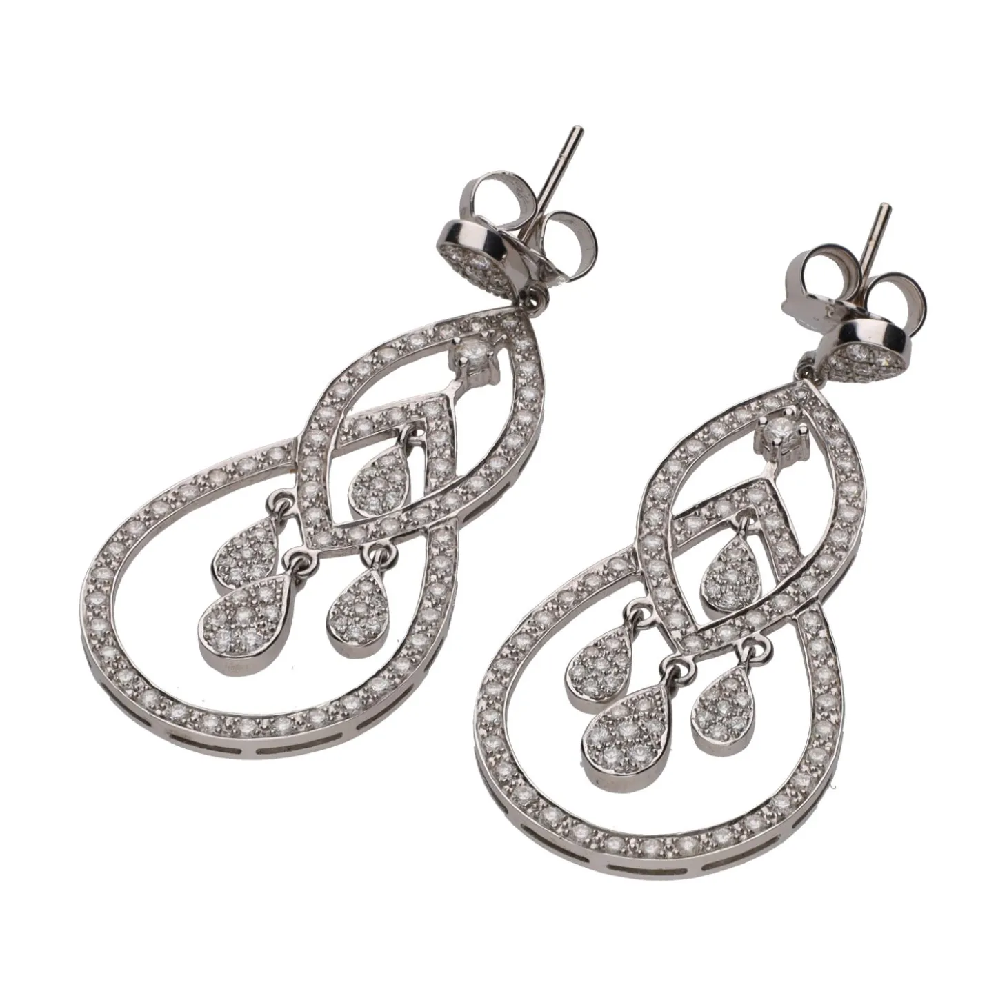 PENDIENTES Pendientes largos en oro blanco con brillantes.