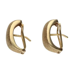 PENDIENTES Pendientes media argolla en oro amarillo con cierre omega.