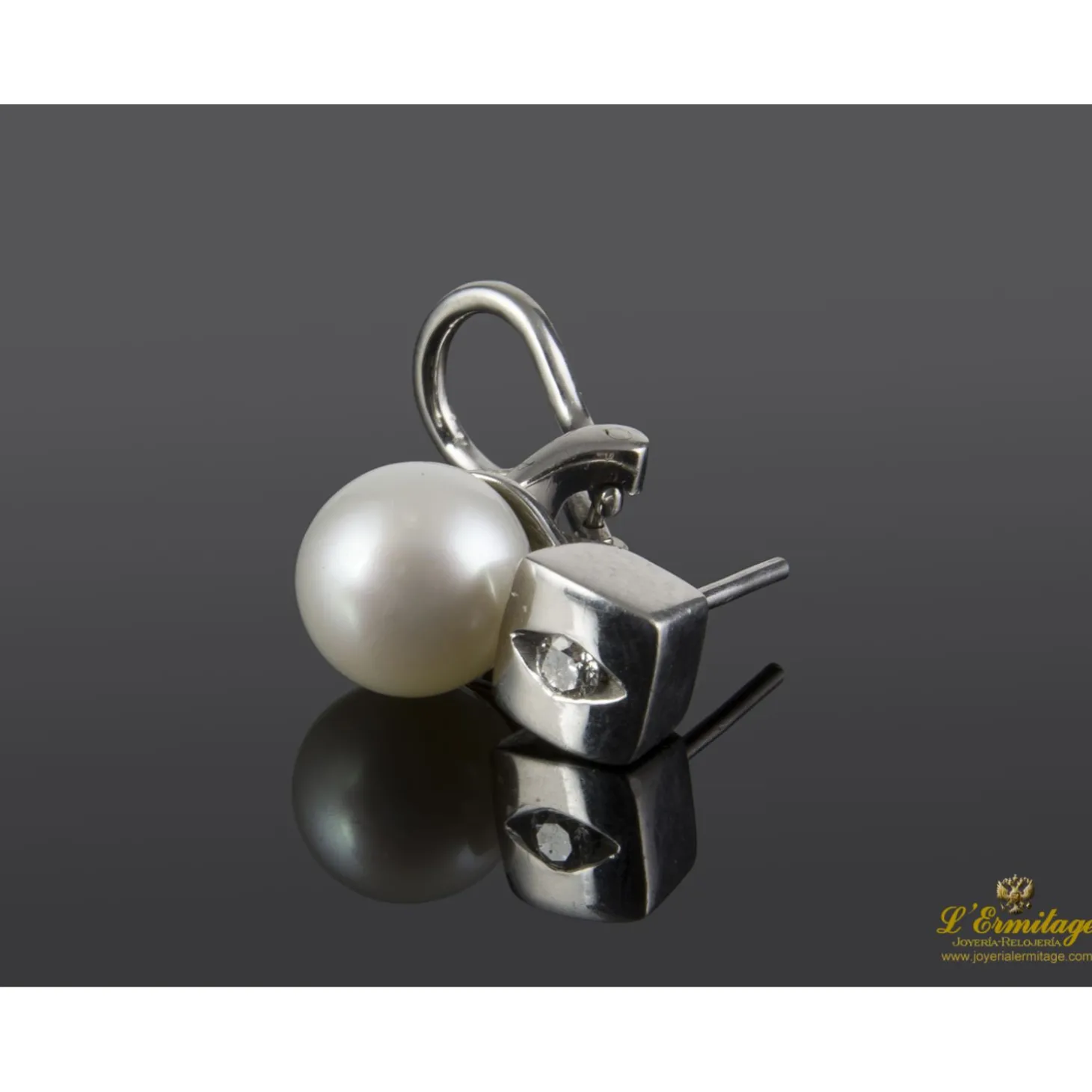 PENDIENTES Pendientes realizados en oro blanco con perlas y brillantes.