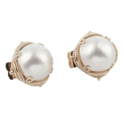 PENDIENTES Pendientes realizados en oro amarillo y perlas.