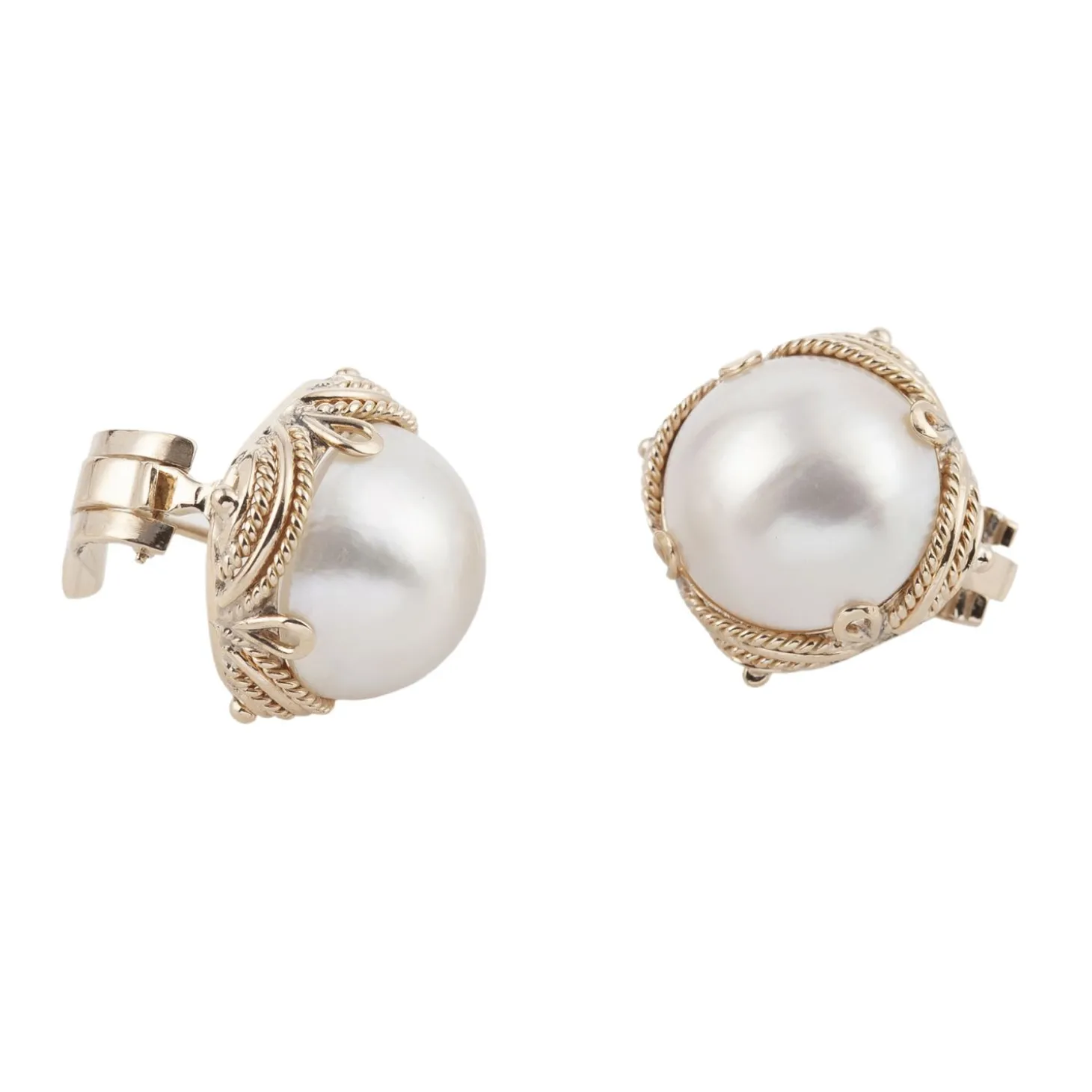 PENDIENTES Pendientes realizados en oro amarillo y perlas.