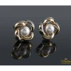 PENDIENTES Pendientes realizados en oro amarillo. Presentan dos perlas mabe.