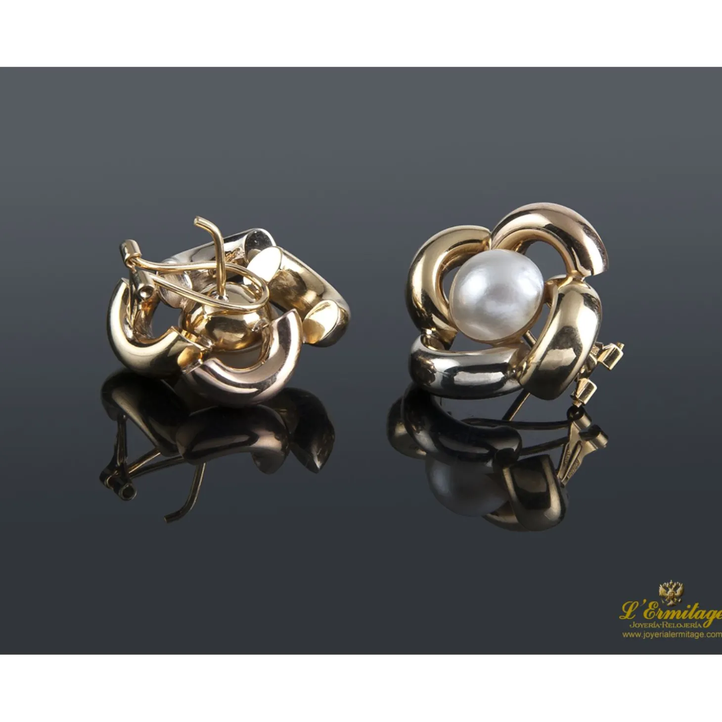 PENDIENTES Pendientes realizados en oro amarillo. Presentan dos perlas mabe.