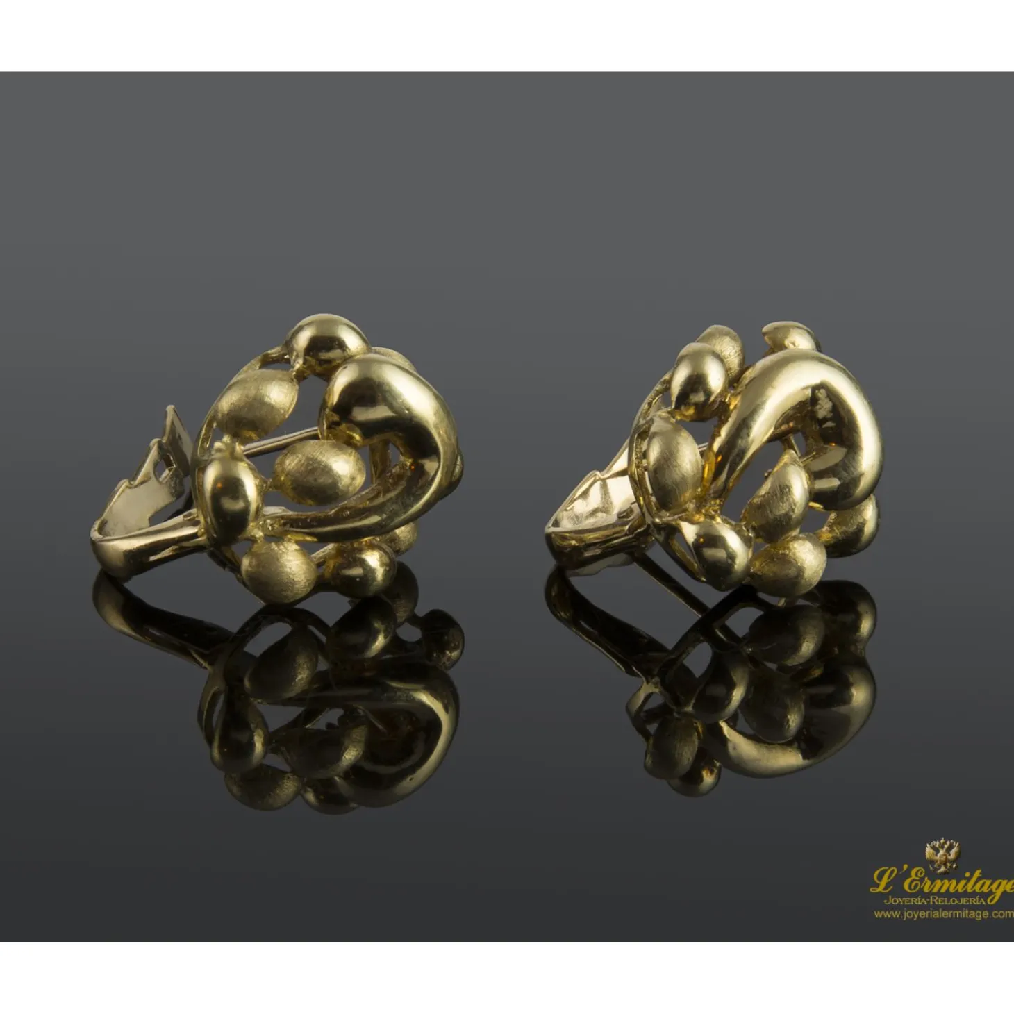 PENDIENTES Pendientes realizados en oro amarillo con motivos en mate y brillo.