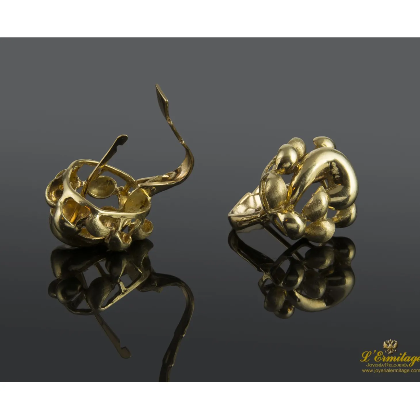 PENDIENTES Pendientes realizados en oro amarillo con motivos en mate y brillo.