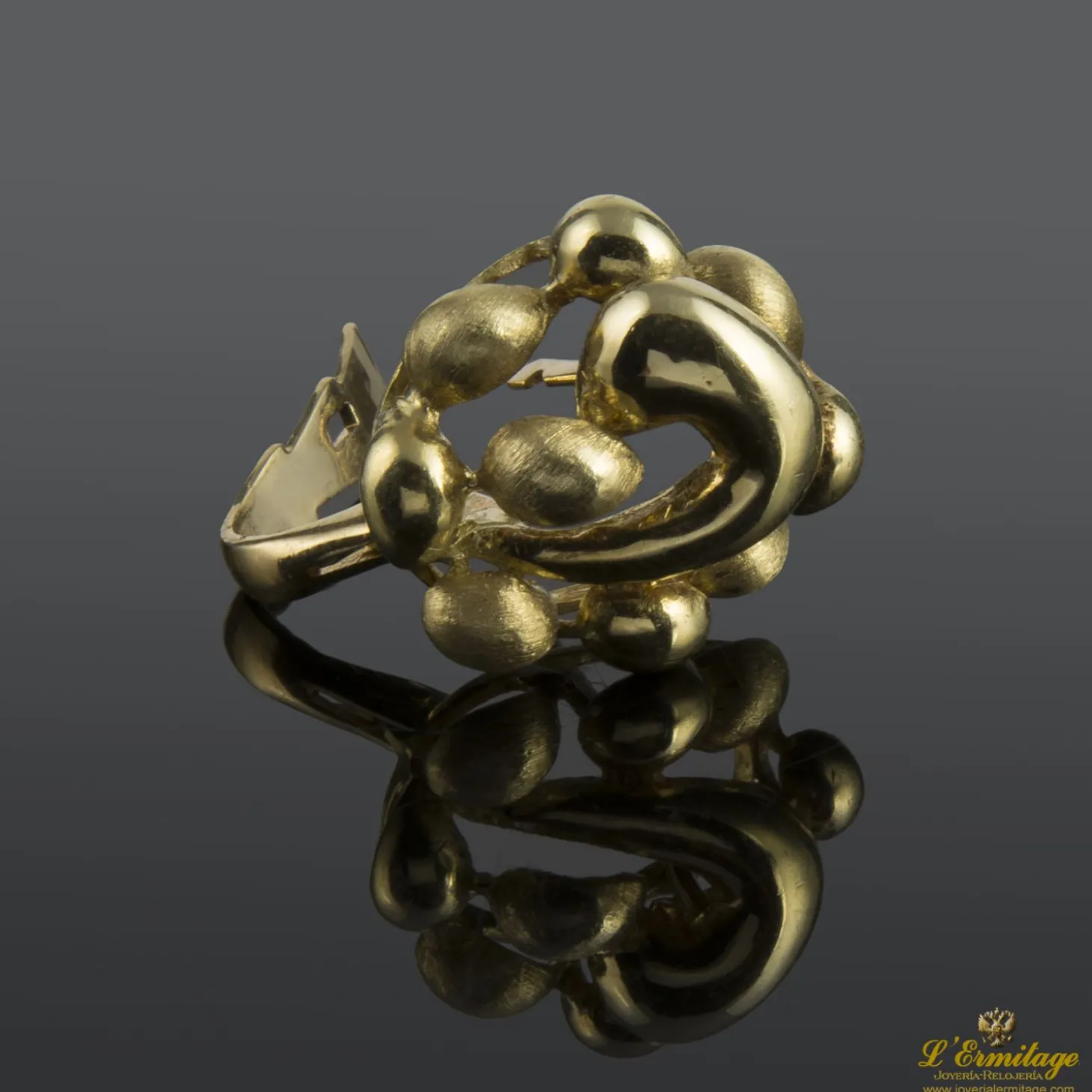 PENDIENTES Pendientes realizados en oro amarillo con motivos en mate y brillo.
