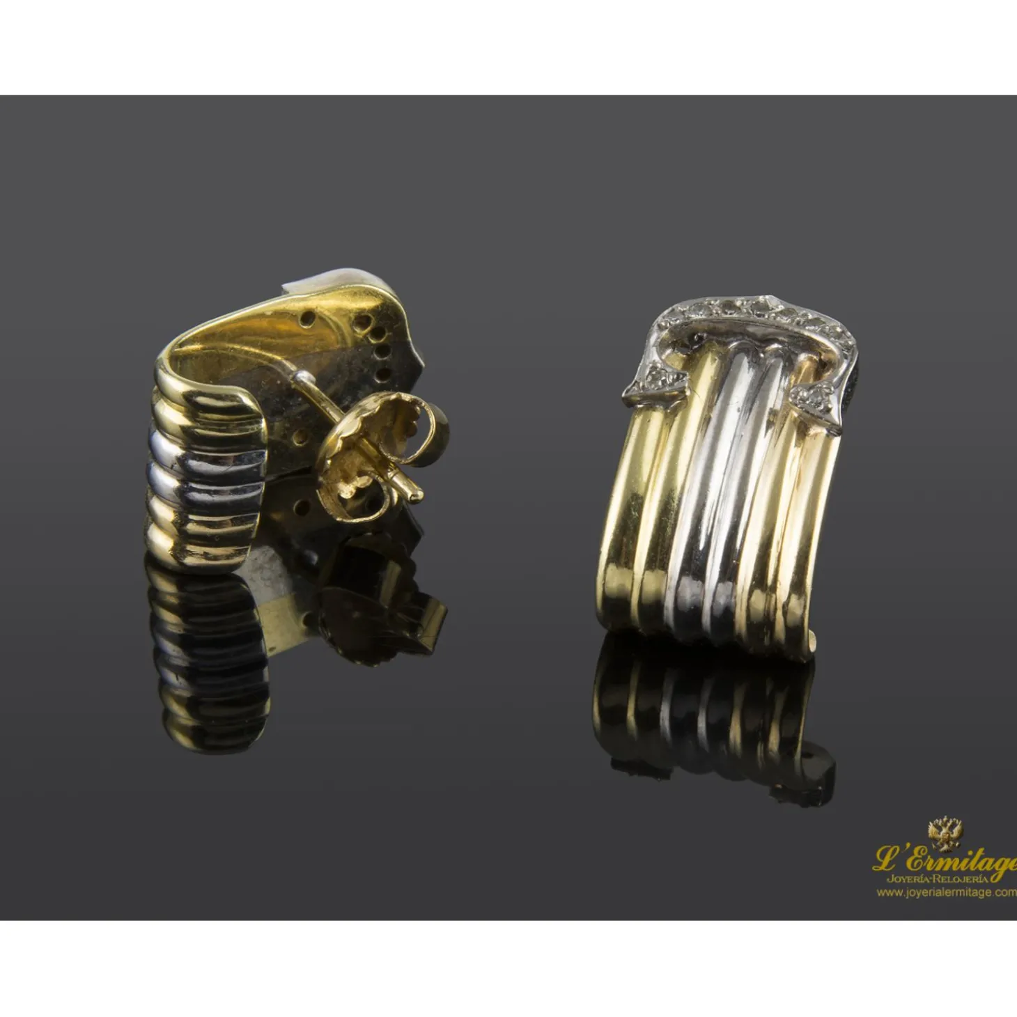 PENDIENTES Pendientes realizados en oro amarillo y oro blanco con motivo de brillantes.