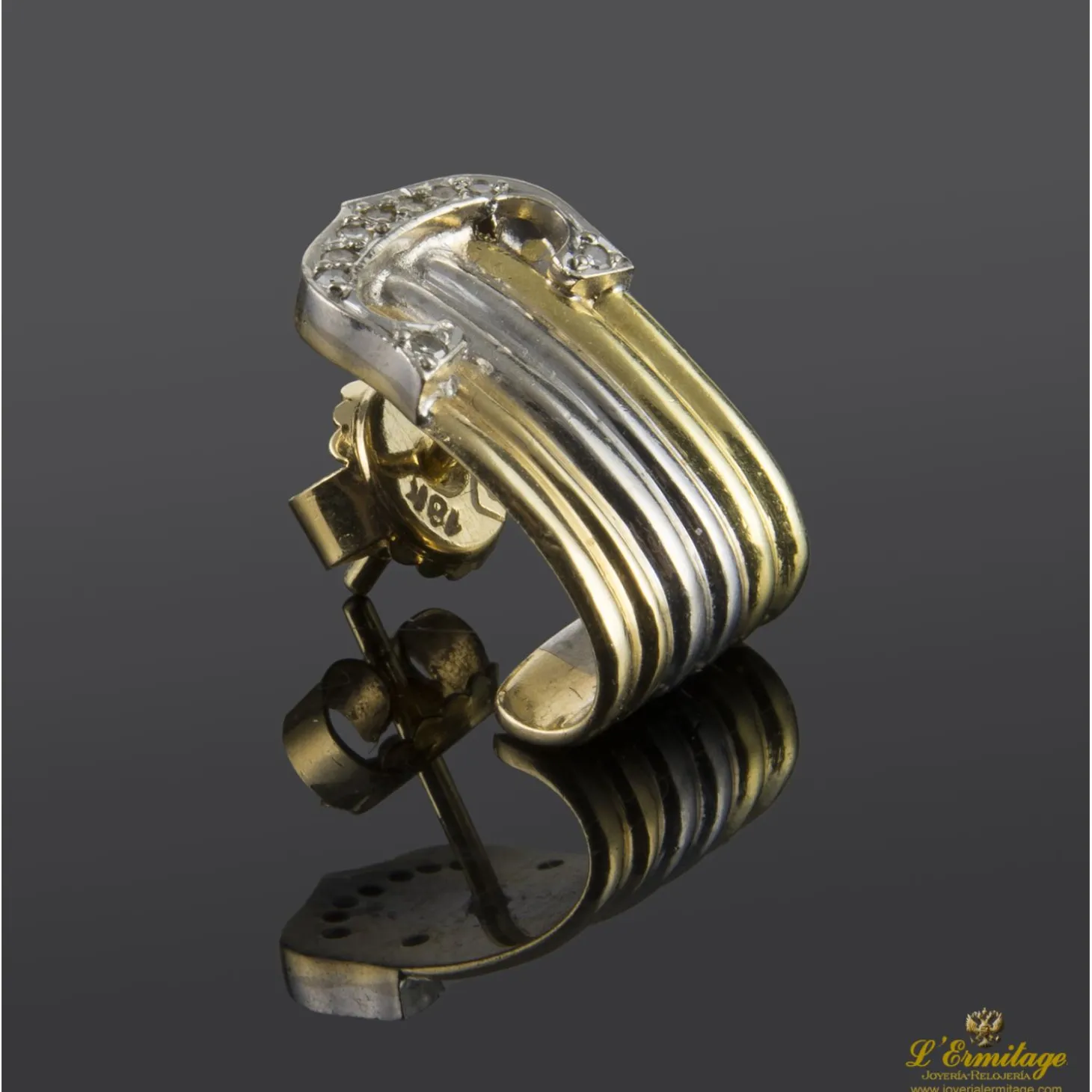 PENDIENTES Pendientes realizados en oro amarillo y oro blanco con motivo de brillantes.