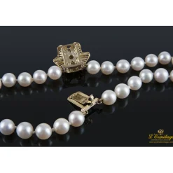 PULSERAS Pulsera de perlas con cierre en oro amarillo con forma de flor.