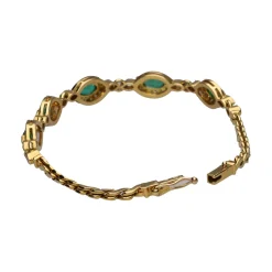 PULSERAS Pulsera en oro amarillo con esmeraldas y brillantes.