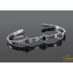 PULSERAS Pulsera en oro blanco con motivos en rosetas de zafiros y brillantes.
