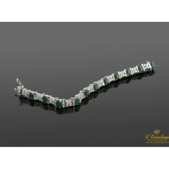 PULSERAS Pulsera en oro blanco con esmeraldas y brillantes.