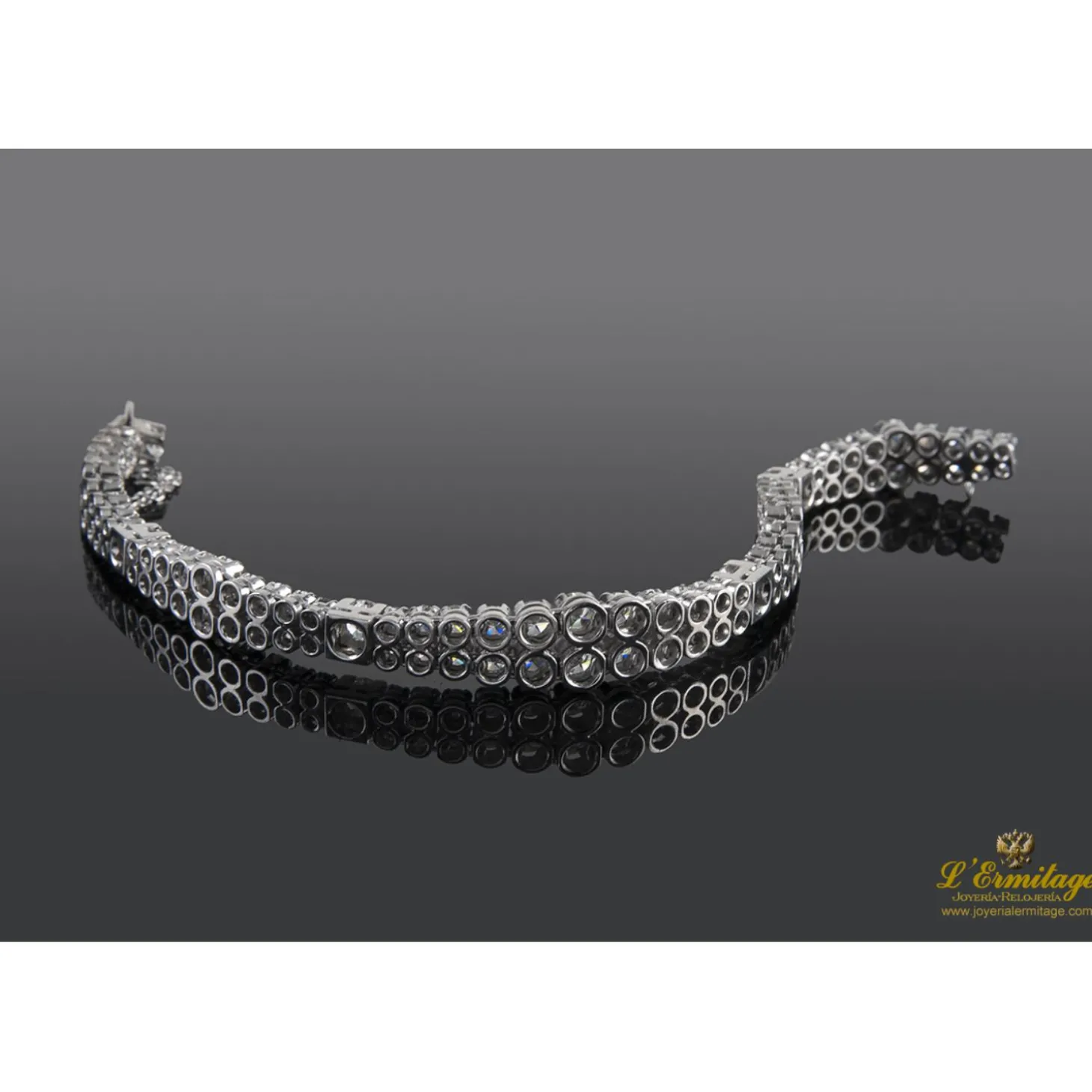 PULSERAS Pulsera en oro blanco con doble fila de brillantes.
