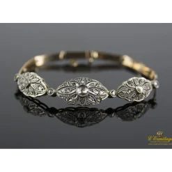 PULSERAS Pulsera realizada en oro amarillo y oro blanco con tres motivos ovales con diamantes, pp del siglo xx.