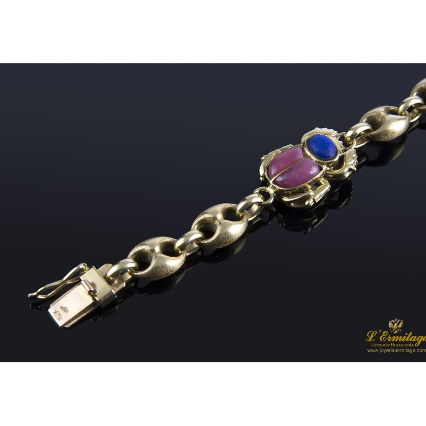 PULSERAS Pulsera realizada en oro amarillo con escarabajos en lapislázuli y rodocrosita.