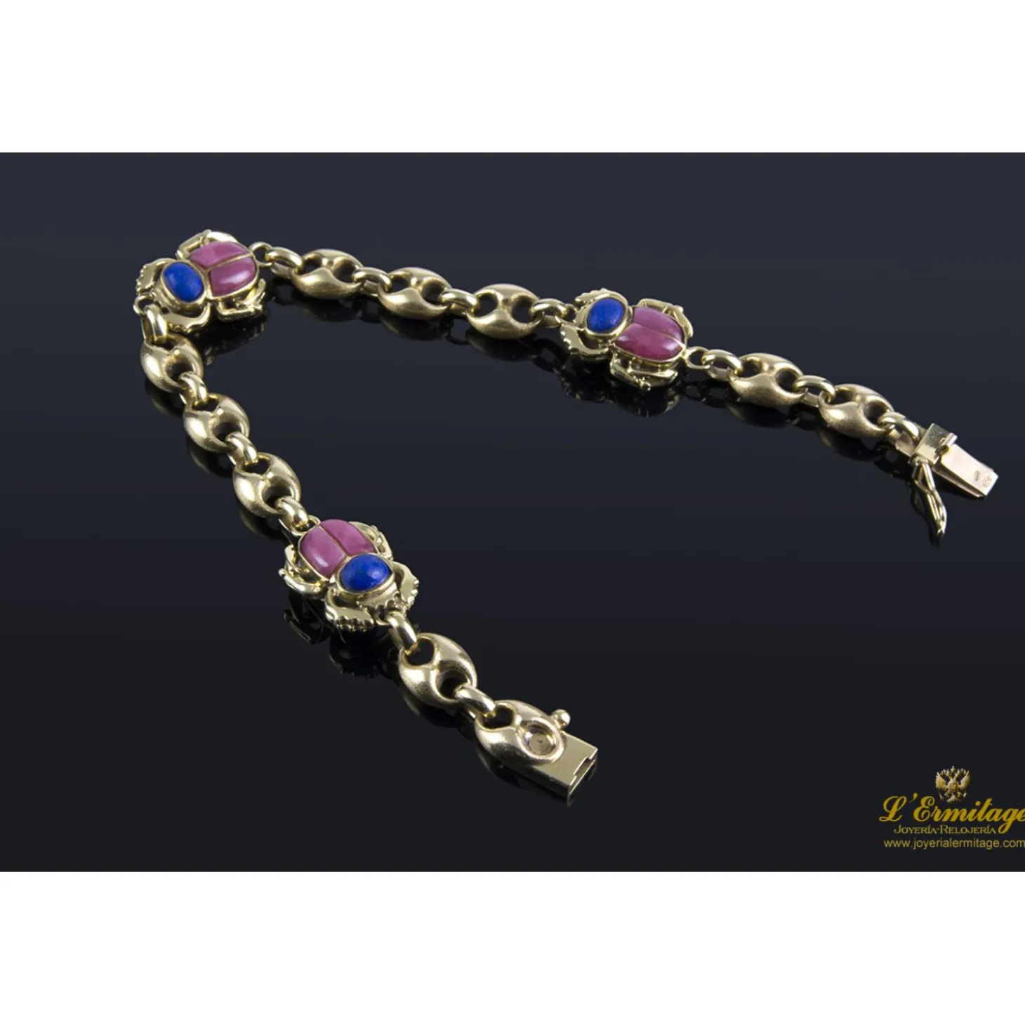 PULSERAS Pulsera realizada en oro amarillo con escarabajos en lapislázuli y rodocrosita.