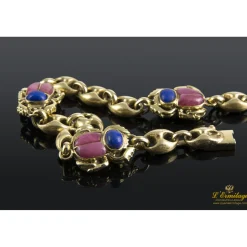 PULSERAS Pulsera realizada en oro amarillo con escarabajos en lapislázuli y rodocrosita.