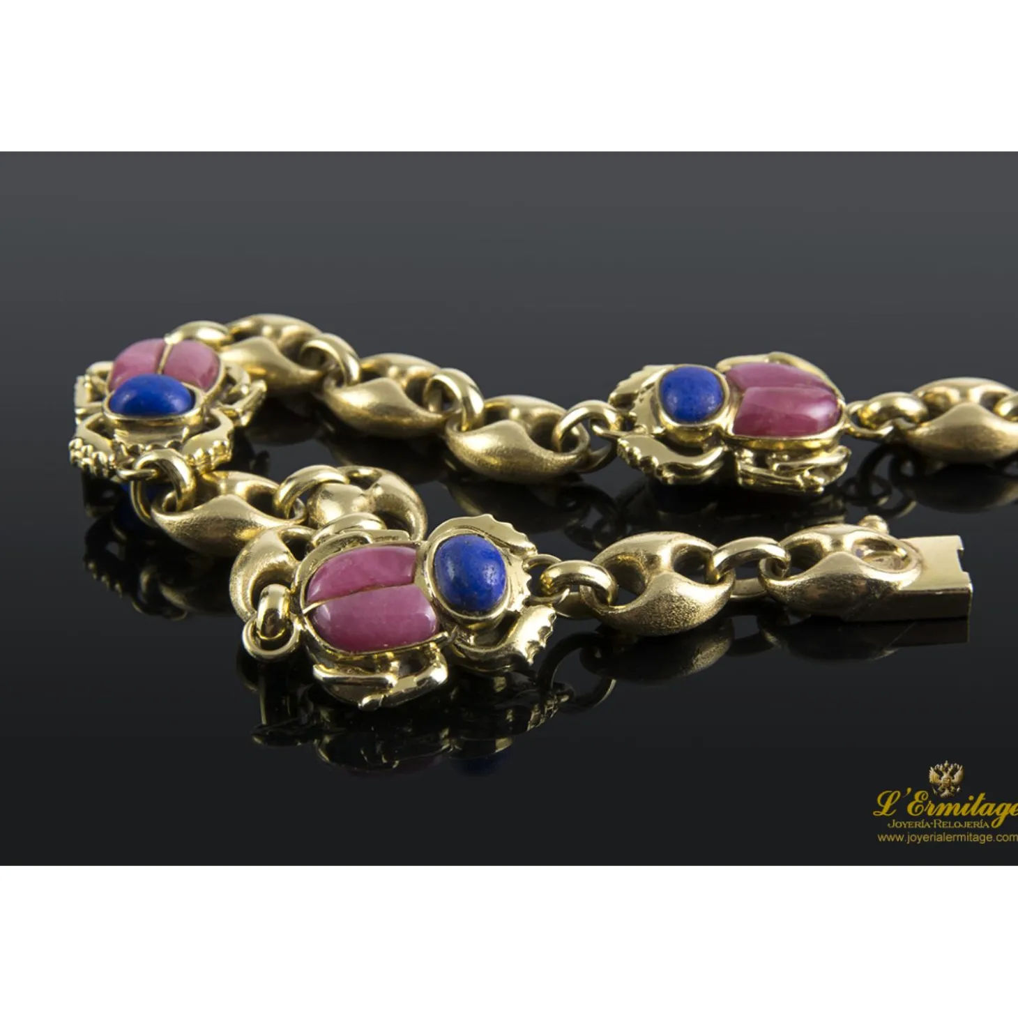 PULSERAS Pulsera realizada en oro amarillo con escarabajos en lapislázuli y rodocrosita.