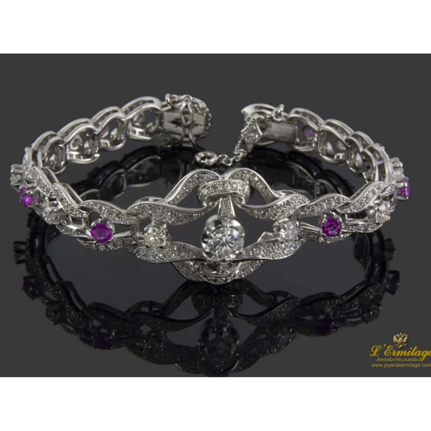 PULSERAS Pulsera realizada en oro blanco con diamantes, brillantes y rubíes.