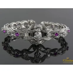 PULSERAS Pulsera realizada en oro blanco con diamantes, brillantes y rubíes.