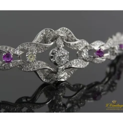PULSERAS Pulsera realizada en oro blanco con diamantes, brillantes y rubíes.