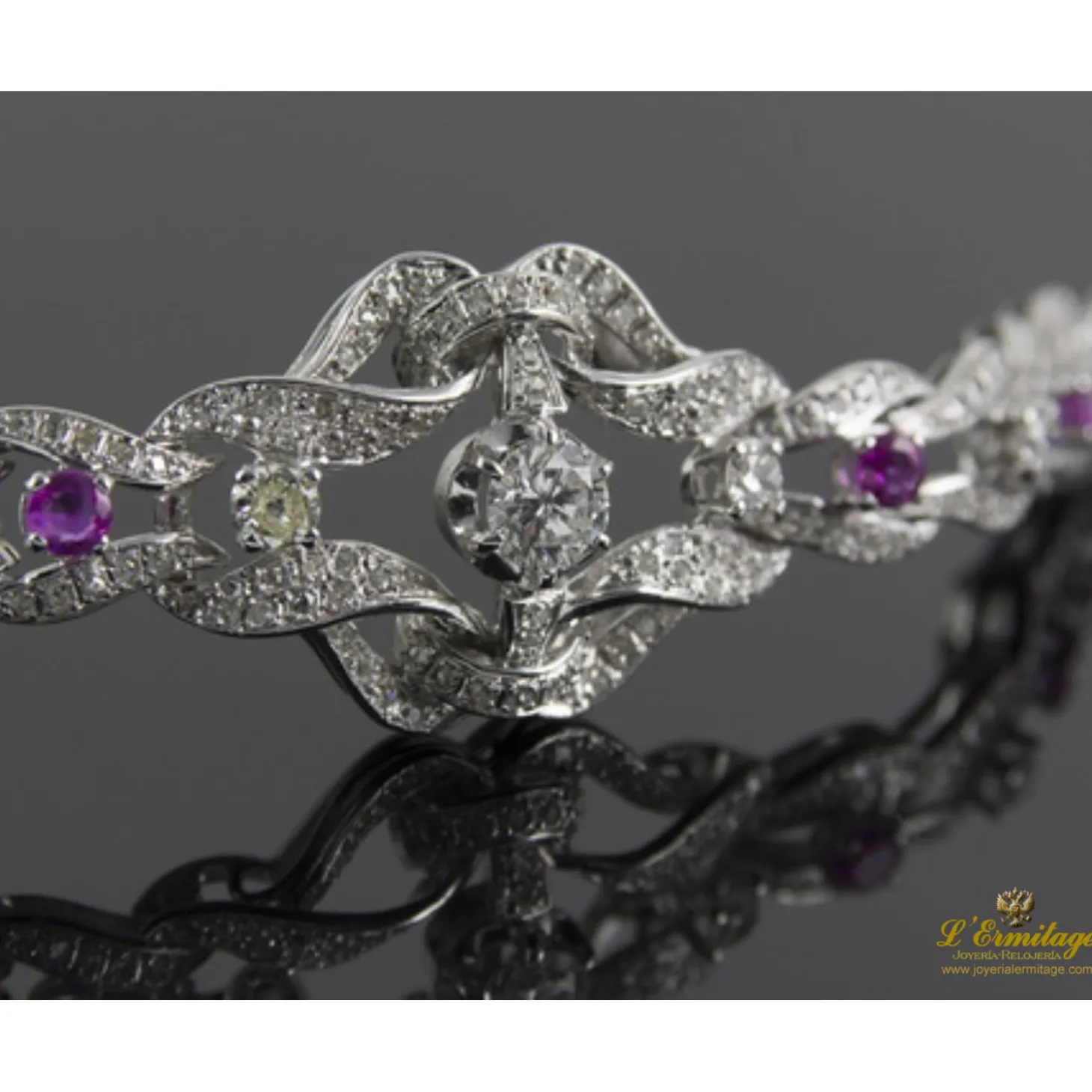 PULSERAS Pulsera realizada en oro blanco con diamantes, brillantes y rubíes.