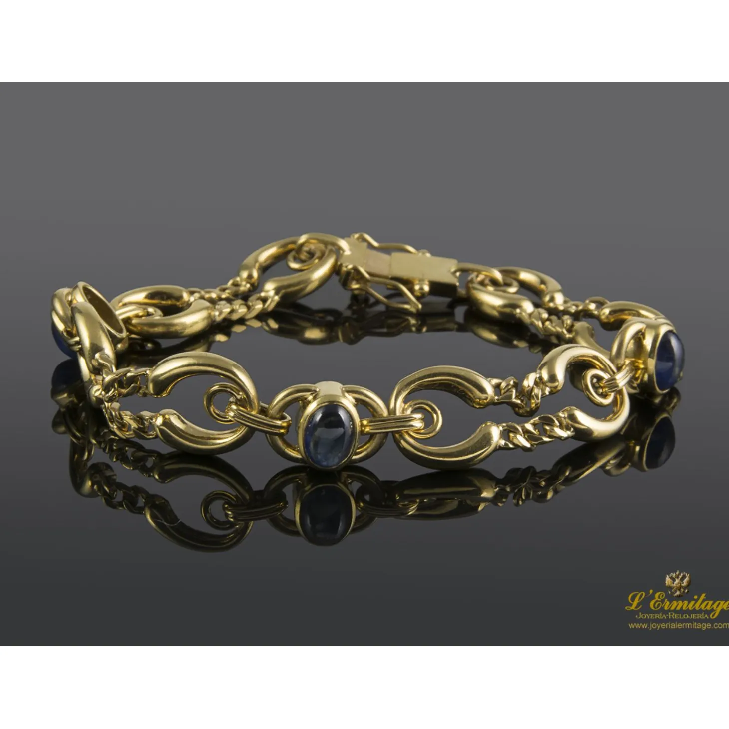 PULSERAS Pulsera realizada en oro amarillo. Presenta zafiros naturales.