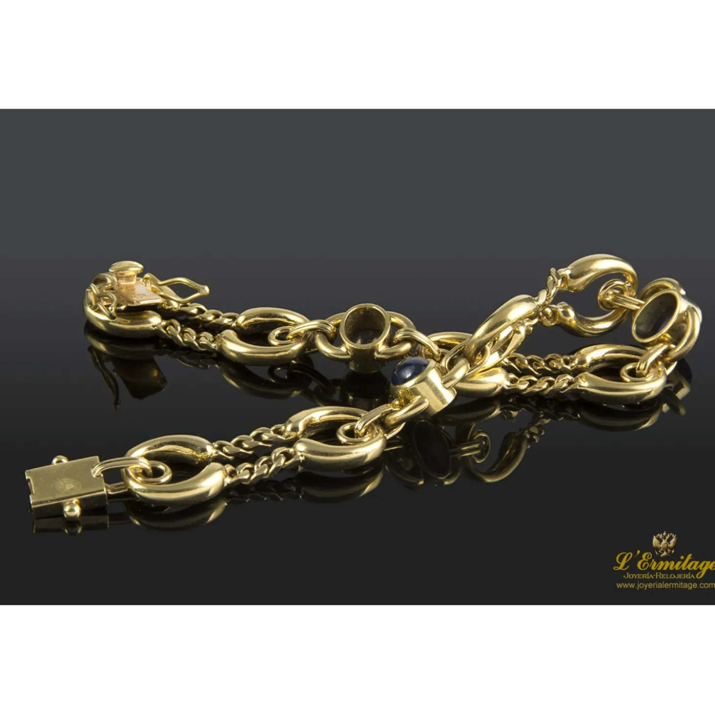 PULSERAS Pulsera realizada en oro amarillo. Presenta zafiros naturales.