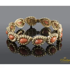 PULSERAS Pulsera realizada en oro amarillo y coral.