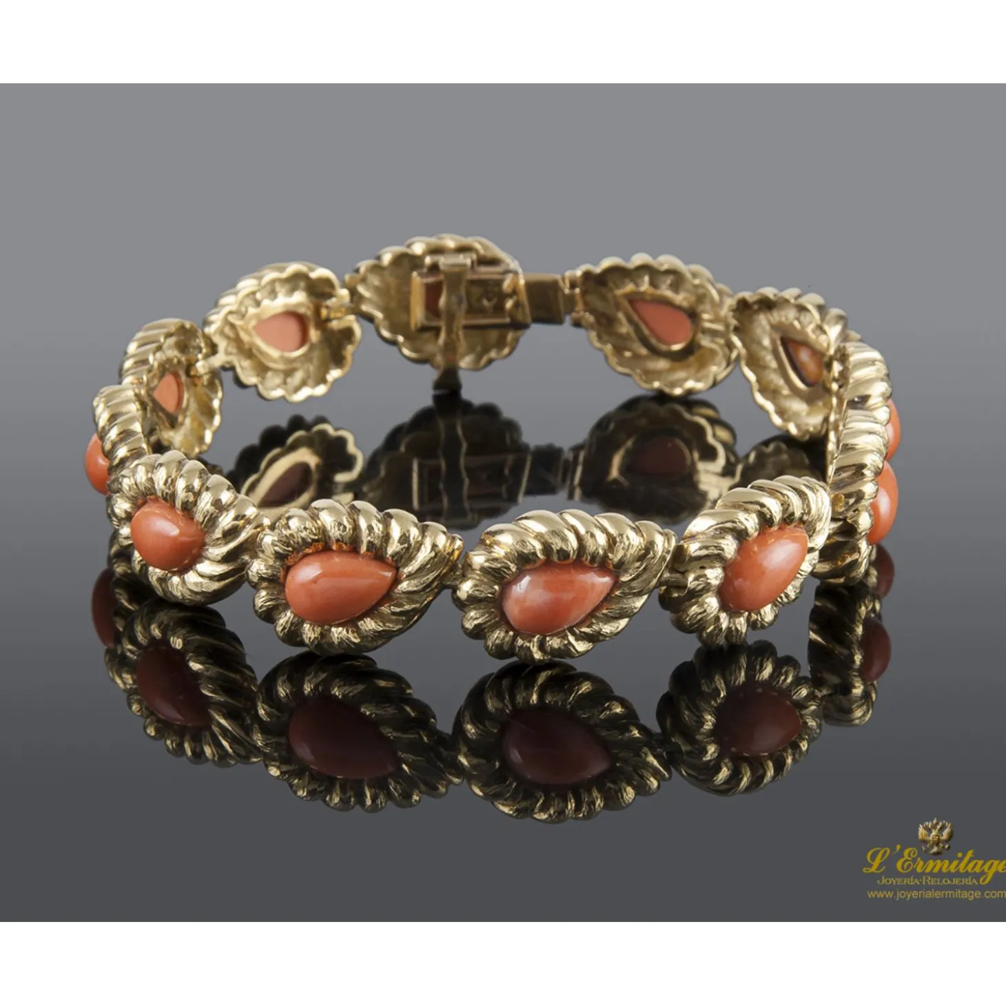 PULSERAS Pulsera realizada en oro amarillo y coral.