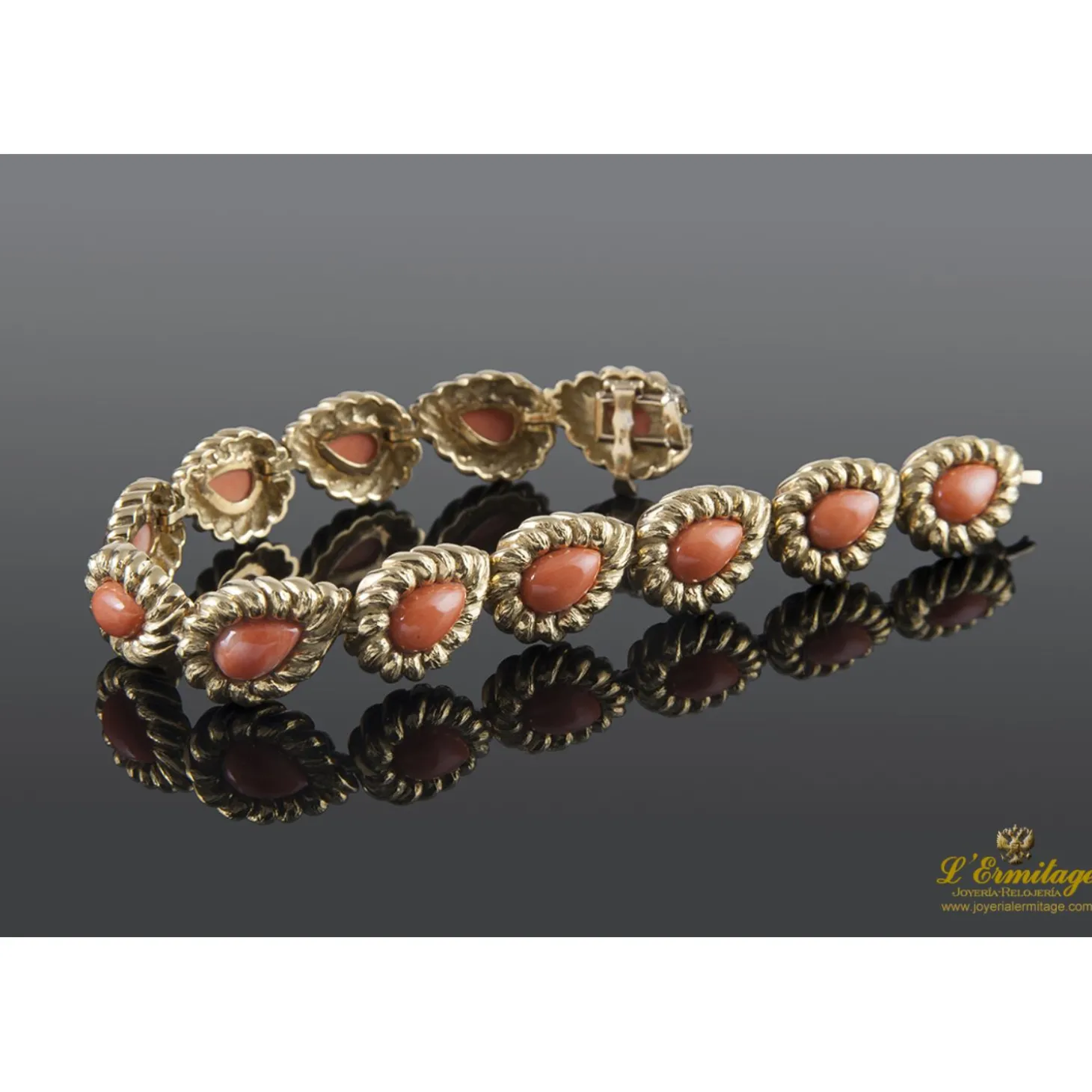 PULSERAS Pulsera realizada en oro amarillo y coral.