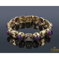 PULSERAS Pulsera realizada en oro amarillo. Presenta rubíes y brillantes.