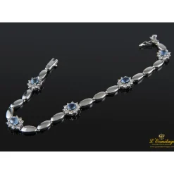 PULSERAS Pulsera realizada en oro blanco con rosetas de agua marina y brillantes.