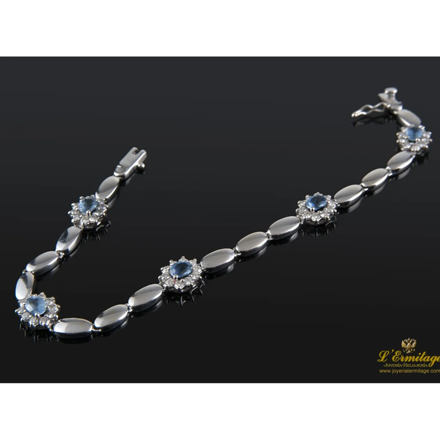 PULSERAS Pulsera realizada en oro blanco con rosetas de agua marina y brillantes.