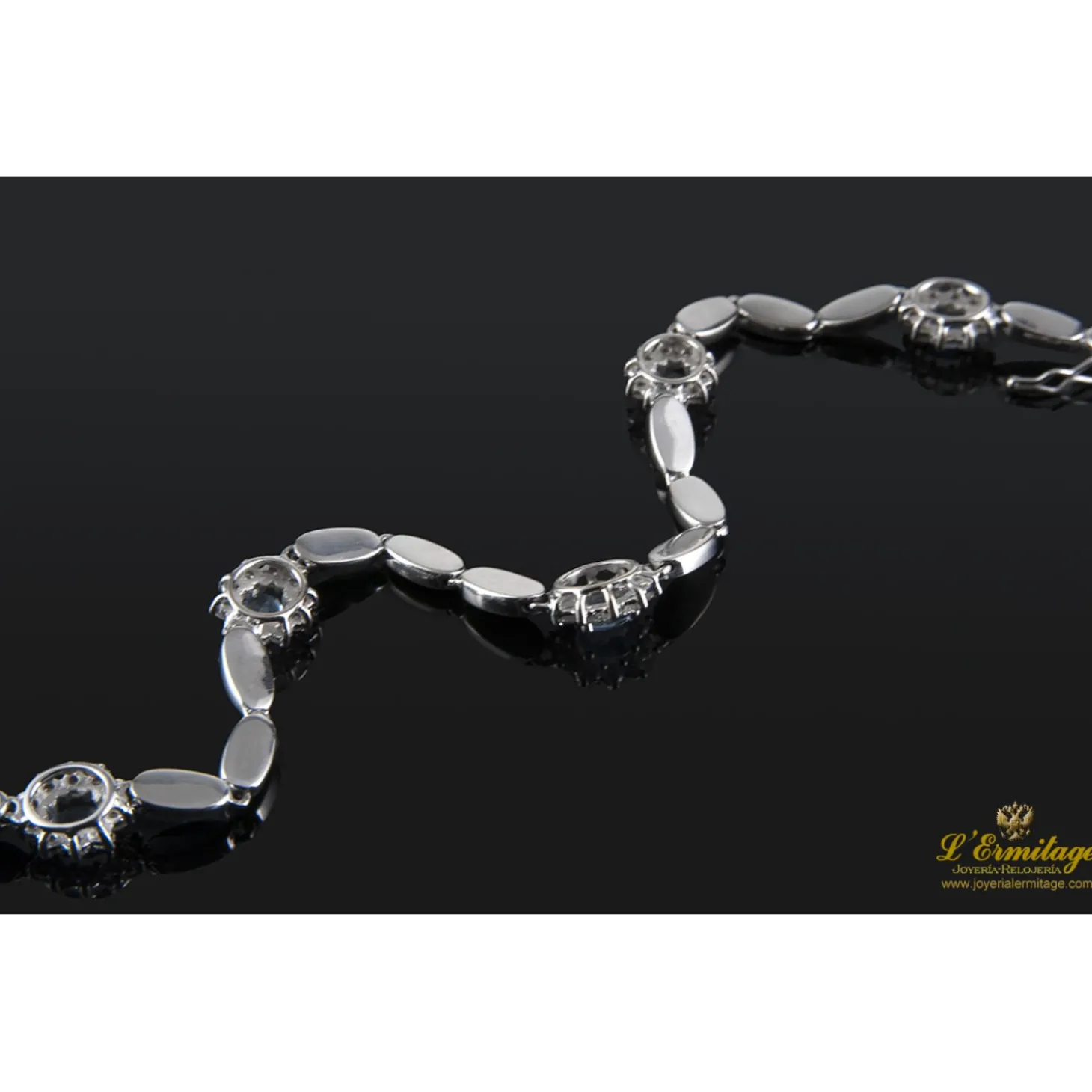 PULSERAS Pulsera realizada en oro blanco con rosetas de agua marina y brillantes.