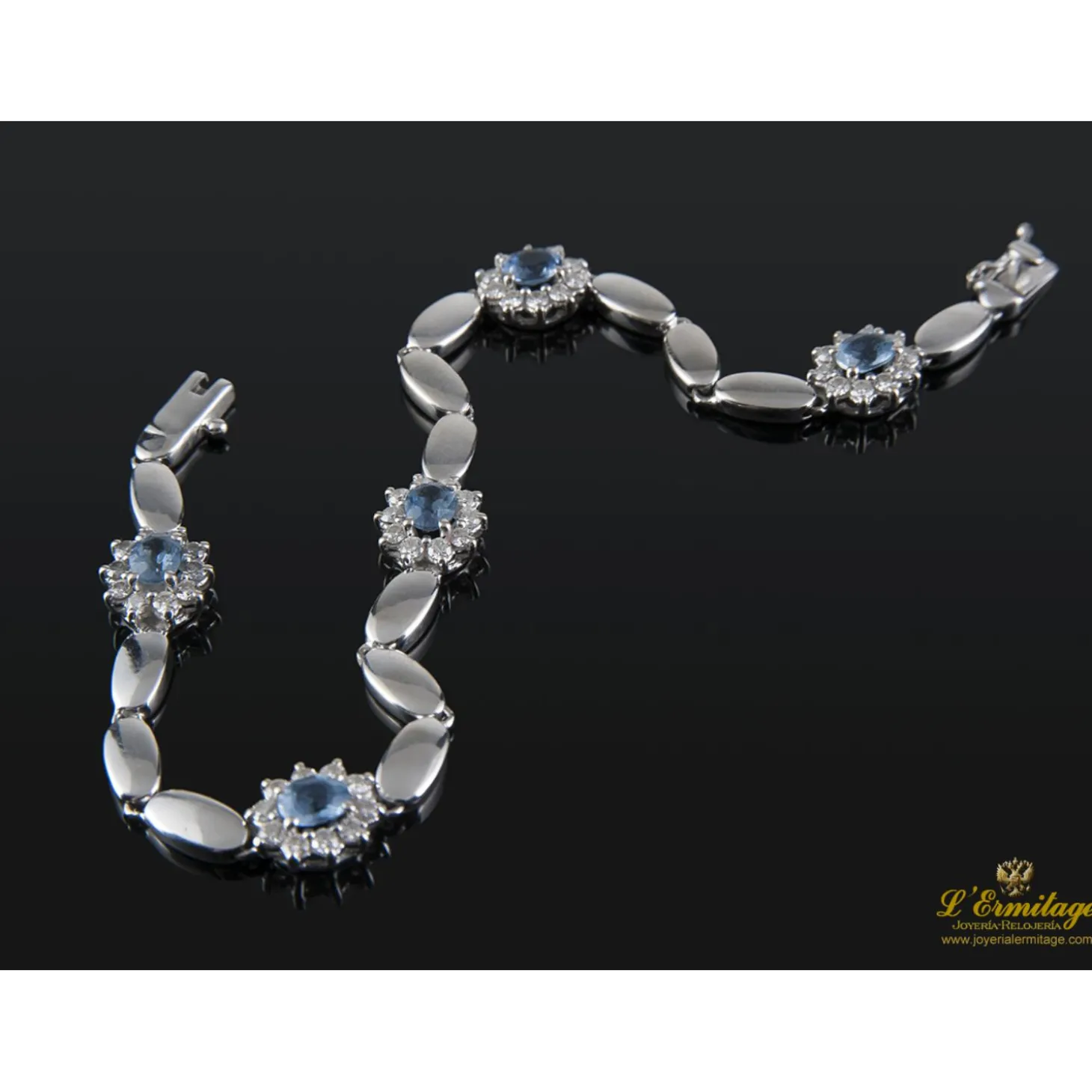 PULSERAS Pulsera realizada en oro blanco con rosetas de agua marina y brillantes.