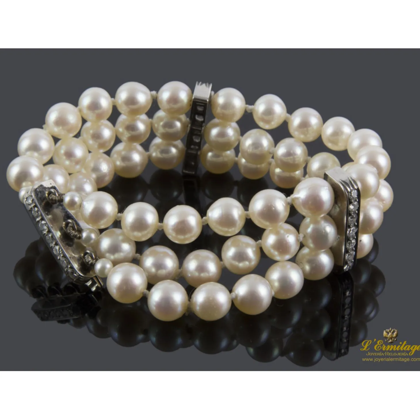 PULSERAS Pulsera realizada en tiras con perlas y uniones en oro blanco con brillantes