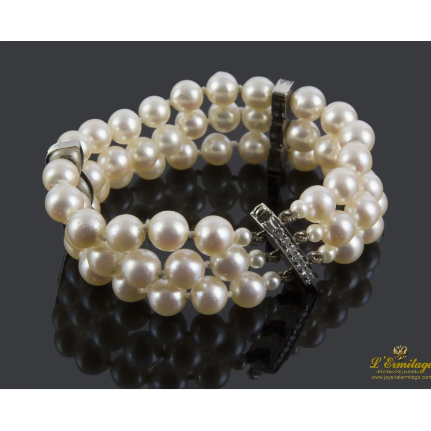 PULSERAS Pulsera realizada en tiras con perlas y uniones en oro blanco con brillantes