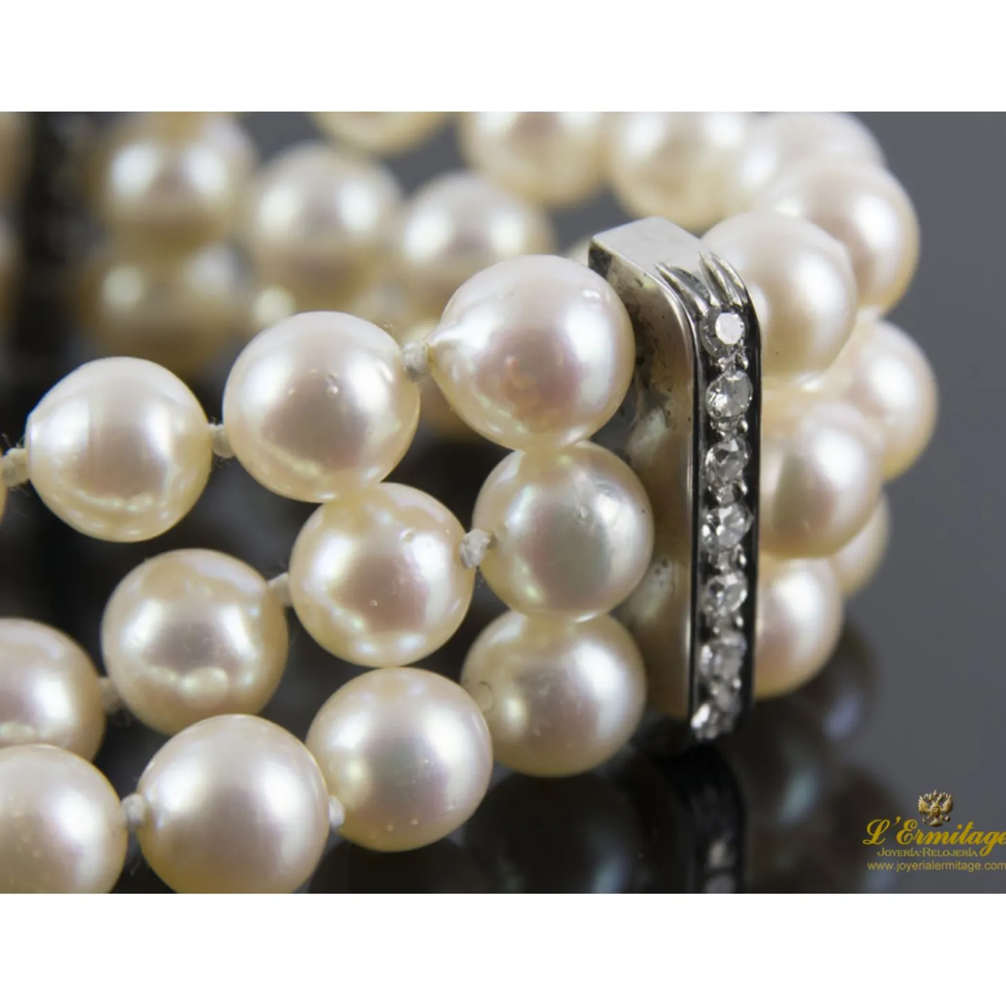 PULSERAS Pulsera realizada en tiras con perlas y uniones en oro blanco con brillantes