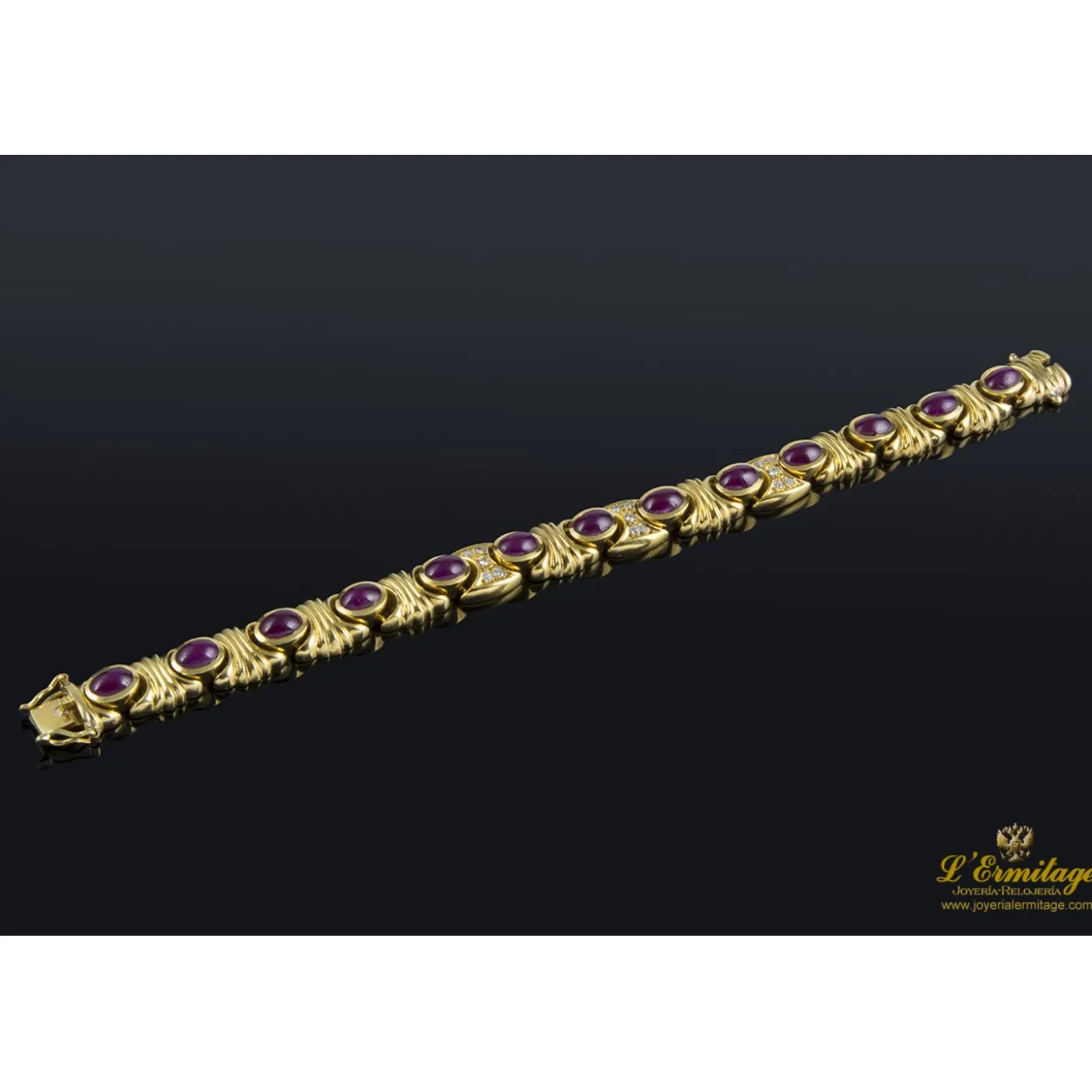 PULSERAS Pulsera realizada en oro amarillo con rubíes y brillantes.