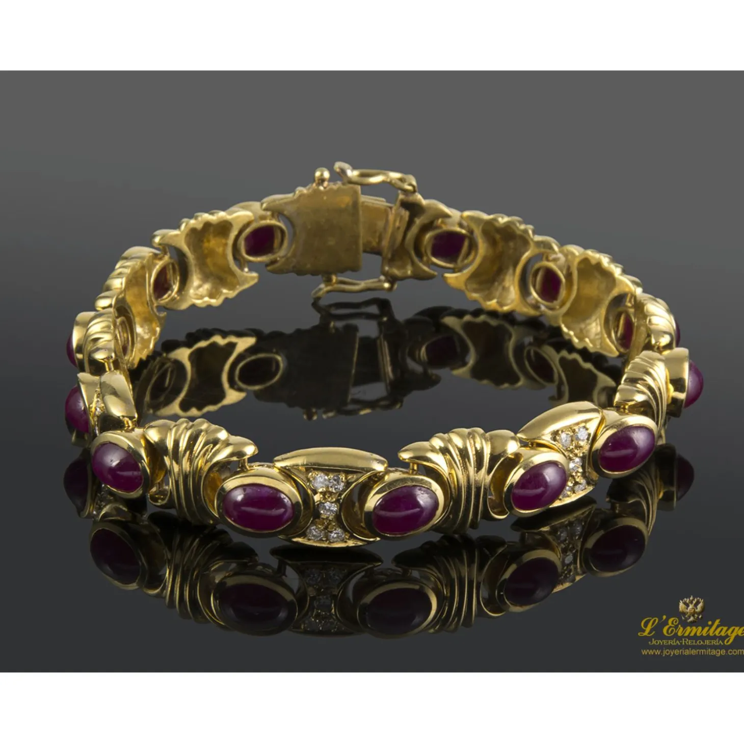 PULSERAS Pulsera realizada en oro amarillo con rubíes y brillantes.