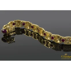 PULSERAS Pulsera realizada en oro amarillo con rubíes y brillantes.