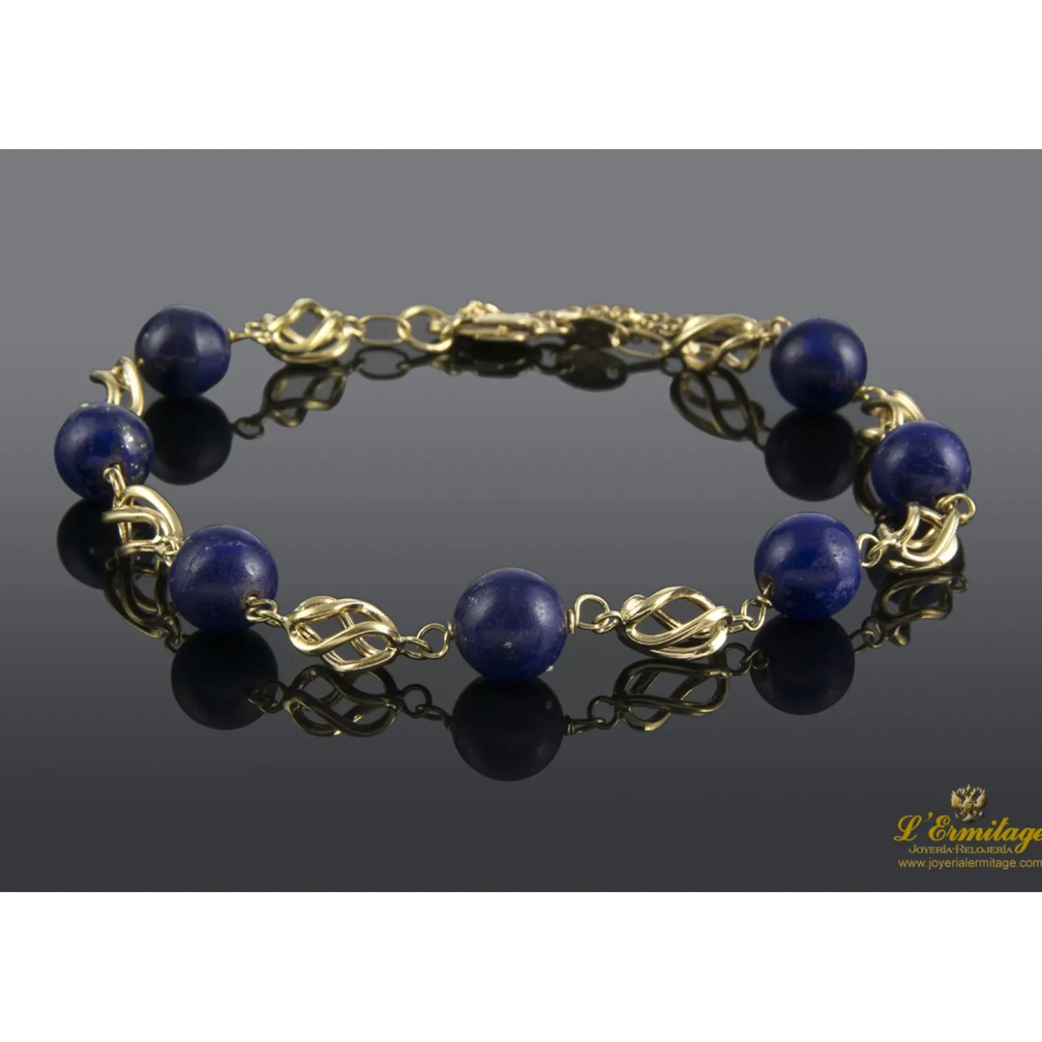 PULSERAS Pulsera realizada en oro amarillo con bolas de lapislázulis.