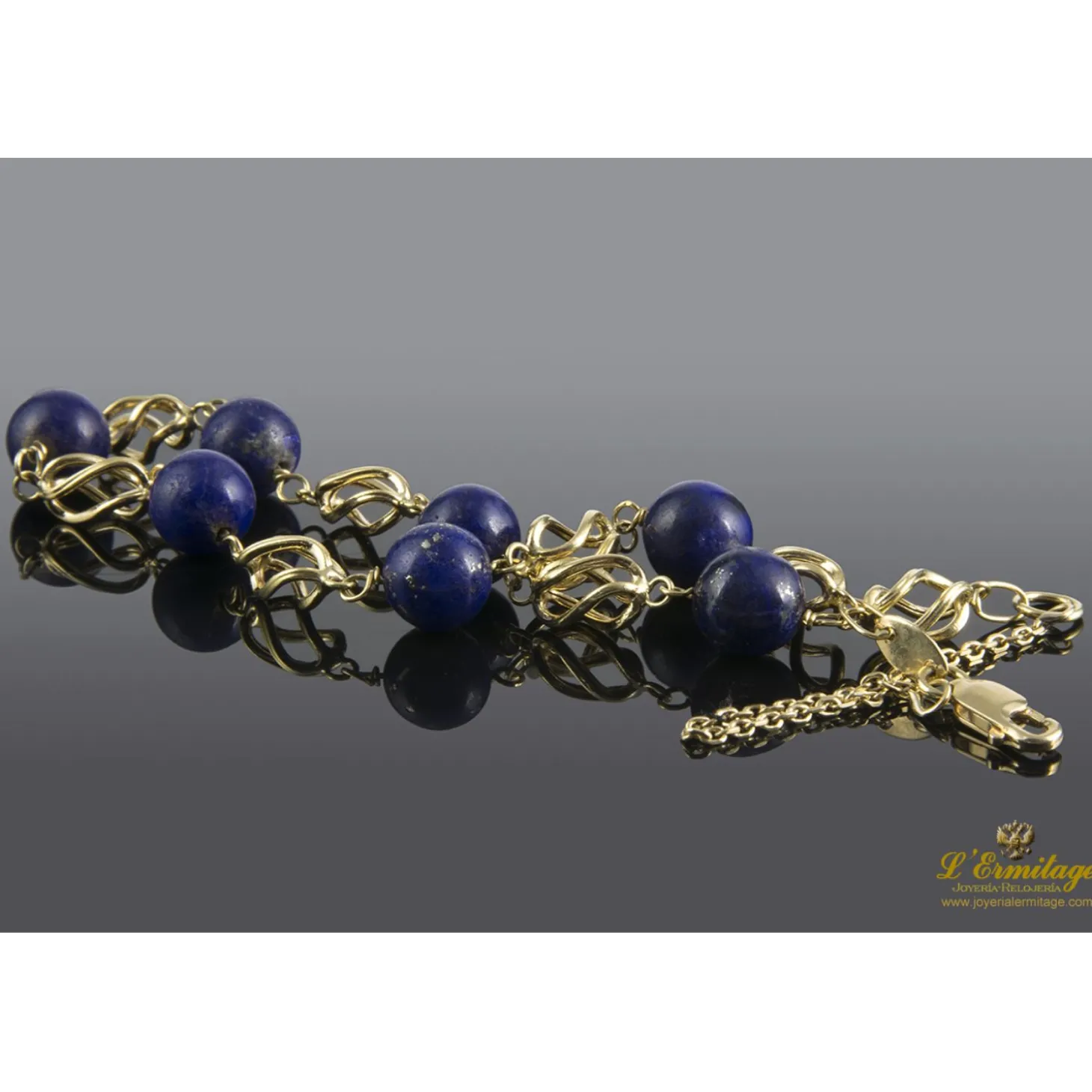 PULSERAS Pulsera realizada en oro amarillo con bolas de lapislázulis.