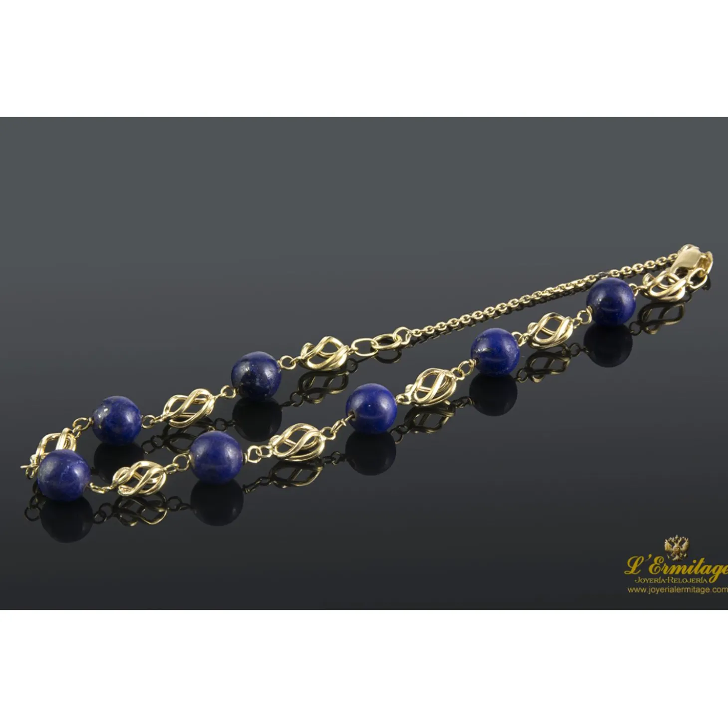 PULSERAS Pulsera realizada en oro amarillo con bolas de lapislázulis.