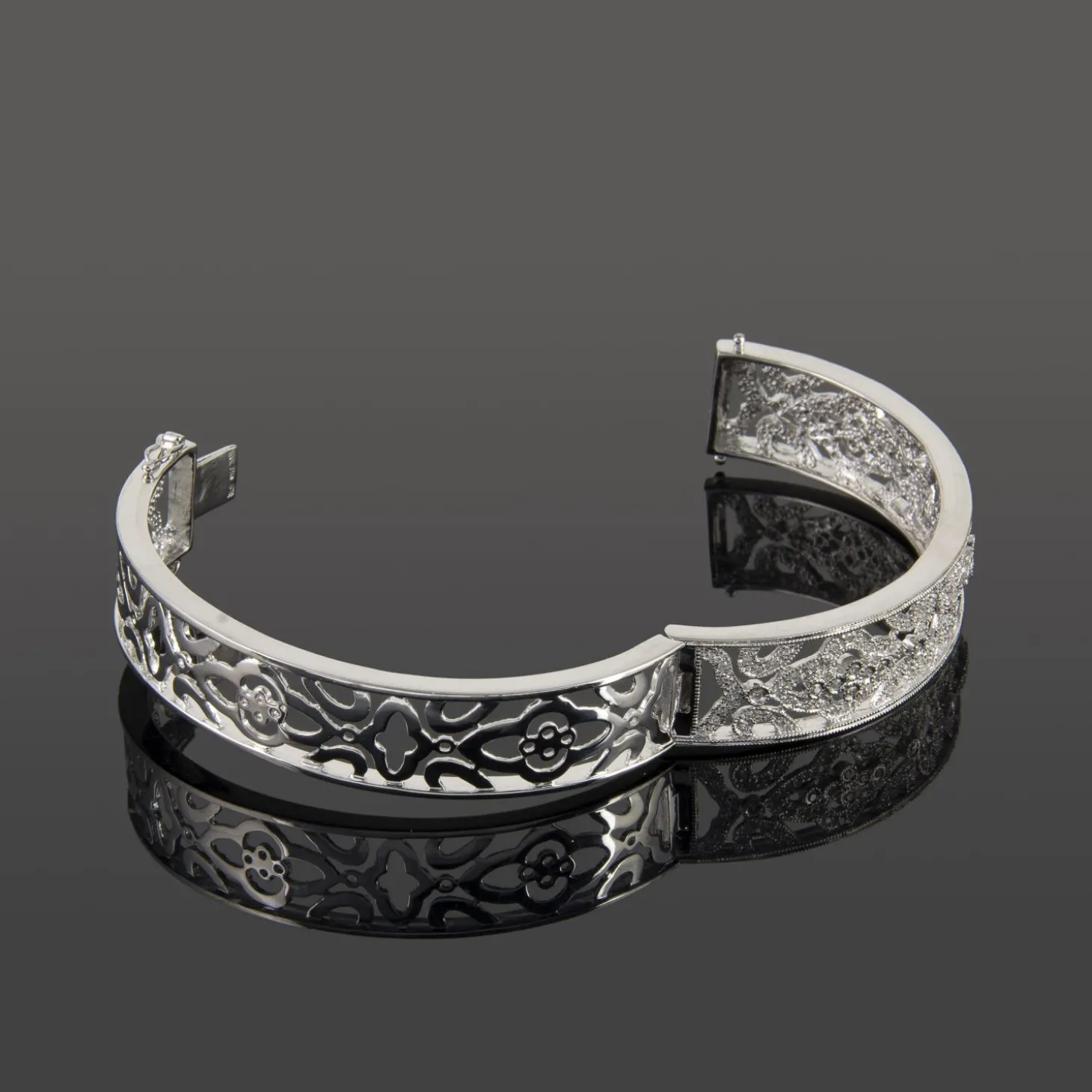 PULSERAS Pulsera rígida calada oro blanco y diamantes