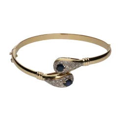PULSERAS Pulsera rígida en oro amarillo con zafiros y brillantes.